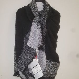 NWT The Runway Wrap by Collection Eighteen in Black Paint